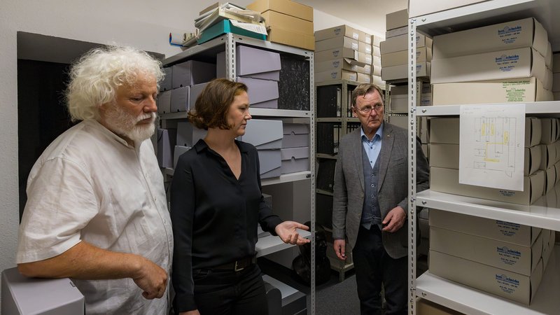 Andreas Ilse und Maria Winter mit Ministerpräsident Bodo Ramelow im Magazin des ThürAZ bei dessen Besuch am 17. Juni 2024, Foto: Thüringer Staatskanzlei
