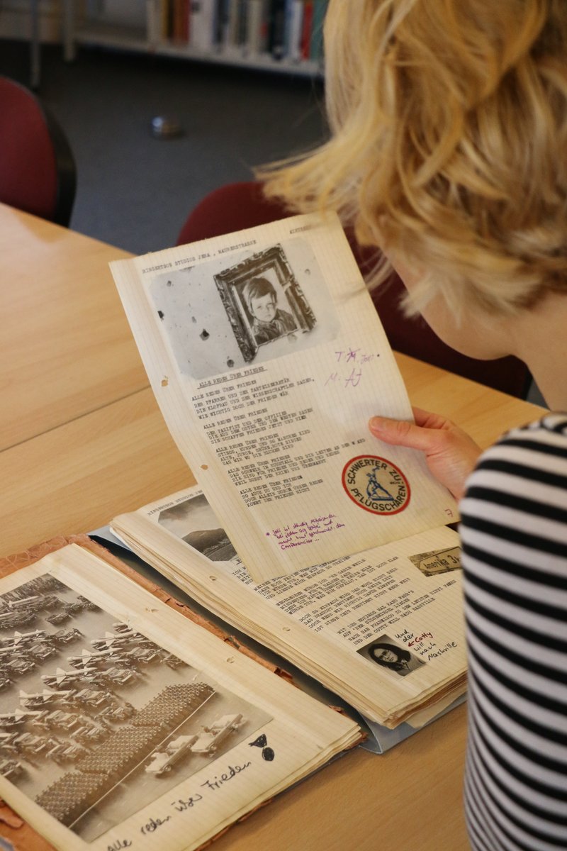 Materialeinsicht im ThürAZ, Foto: Katharina Kempken