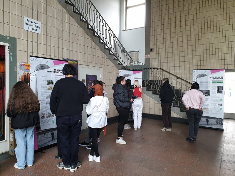 Nach der Beschäftigung mit dem Theaterstück schauen sich Schüler:innen im Rahmen des Projekttages die Ausstellung an und lernen den Kontext der frühen 90er Jahre in Jena kennen.