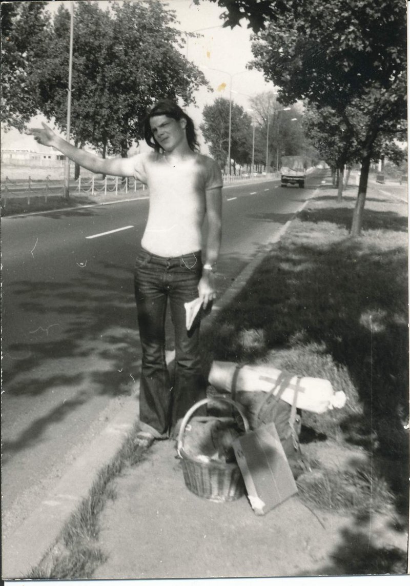 Matthias Domaschk beim Trampen, ThürAZ, Sammlung Julia Ellmenreich, Signatur: ThuerAZ- F-EJ-027