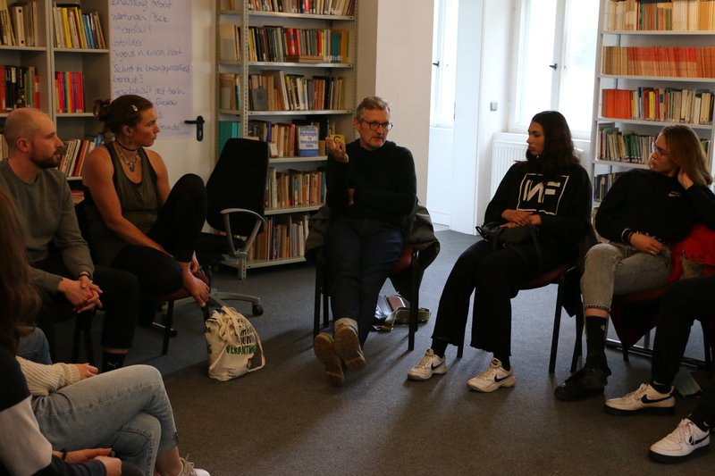 Schüler:innen bei einem Quellenworkshop und Zeitzeugengespräch mit Peter Mühlfriedel zu Unangepasster Jugend in Jena in den 1980er Jahren, Foto: Katharina Kempken