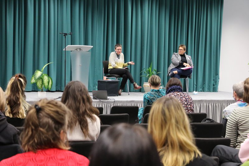 Prof. Olga Shparaga im Gespräch mit Prof. Anna Kasten im Rahmen der Tagung "Alltagswelten von Frauen* im pOST-Sozialismus", 18.11.2022, Foto: Katharina Kempken