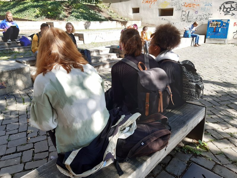 Auf Tablets erlebten die Schüler:innen den Rundgang mittels "Actionbound"-App, konnten Videos zur Friedlichen Revolution in Jena anschauen, Dokumente und Fotos ansehen und selbstständig Aufgaben lösen. Foto: ThürAZ