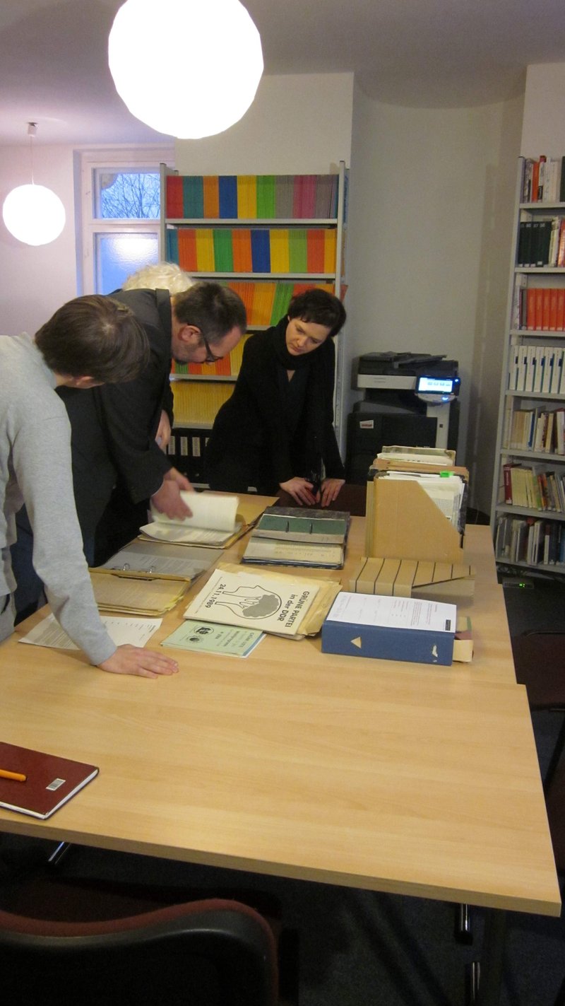 Übergabe von Materialien der Grünen Partei der DDR durch Olaf Möller und Heiko Knopf, Foto: ThürAZ