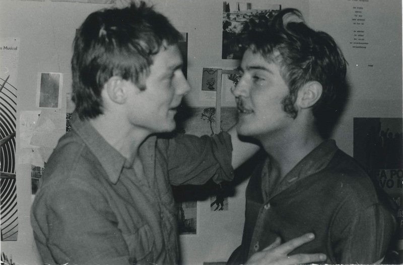 Matz (l.) mit Jochen Wich nach dem Haare schneiden, Oktober 1977, ThürAZ, Sammlung Jochen Wich, Signatur: ThuerAZ-P-WiJ-F-002