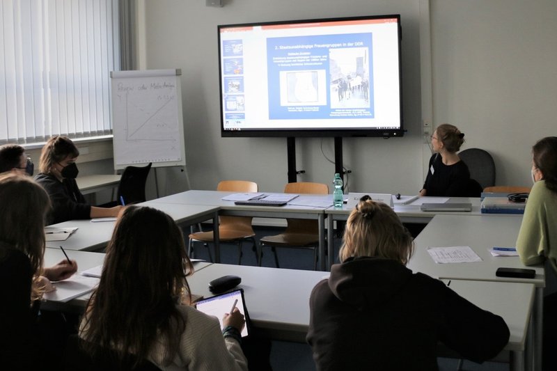 Archivvorstellung bei der Tagung "Alltagswelten von Frauen* im pOST-Sozialismus" an der Ernst-Abbe-Hochschule Jena, November 2022, Foto: EAH Jena