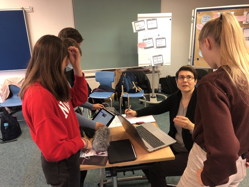 Schüler:innen der Freien Ganztagsschule LEONARDO Jena mit Ulrike Rothe (Agentur für Bildung), Foto: ThürAZ