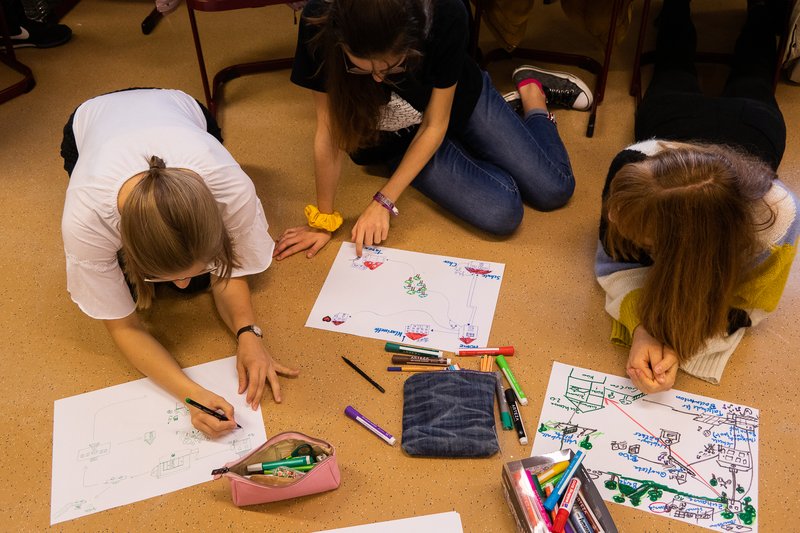 Nach einem Stadtrundgang und einem Workshop zu Ereignissen der Friedlichen Revolution in Jena erarbeiteten die Schüler:innen einen eigenen Stadtrundgang per App. Foto: Freie Bühne Jena
